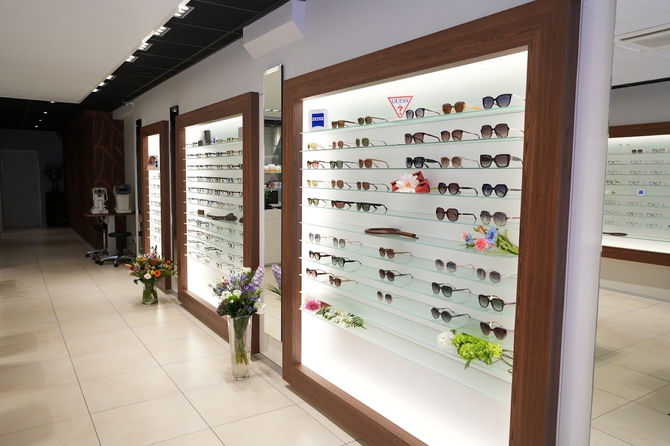 Wand met zonnebrillen in de winkel